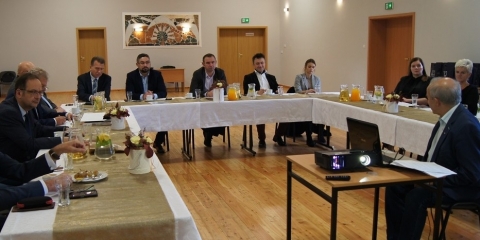 Spotkanie samorządowców KOLD w sali wiejskiej w Grzebienisku