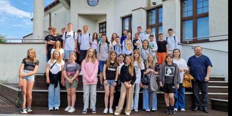 Nietypowa nagroda za wiedzę – uczniowie odwiedzili Izbę Regionalną
