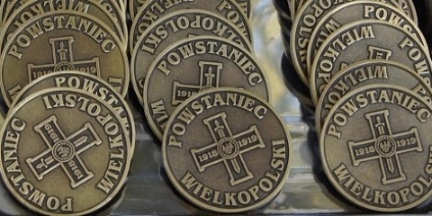 Pamiątkowe medale na mogiłach Powstańców Wielkopolskich