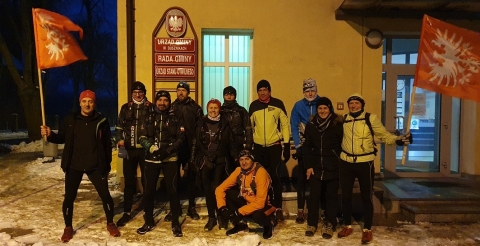 Uczestnicy ultramaratonu "103 kilometry dla Generała" pod Urzędem Gminy Duszniki. 
