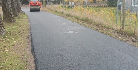 Wyremontowana droga w Sędzinach z nową nawierzchnią z betonu asfaltowego.