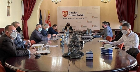 Na zdjęciu samorządowcy Powiatu Szamotulskiego podczas narady 27 lutego 2022 r. Zdjęcie z oficjalnego konta FB Powiatu Szamotulskiego.