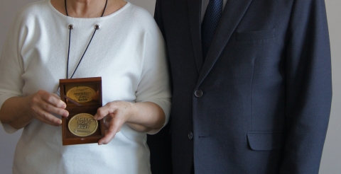 Sołtys Małgorzata Wrochna z medalem Sołtys Roku 2021 w towarzystwie Wójta Romana Bogusia