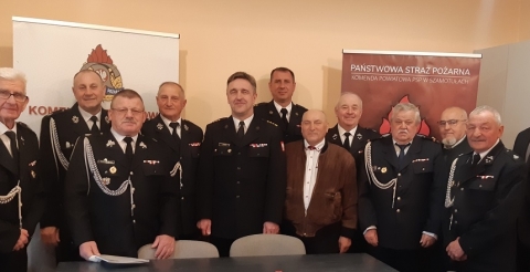 Na zdjęciu strażacy, którym przyznano świadczenie ratownicze z Komendantem PSP, jego Zastępcą, Przewodniczącym Rady Gminy Duszniki i Prezesem Zarządu Gminnego ZOSP.