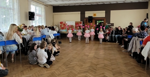 Dzieci z przedszkola w Podrzewiu podczas występu