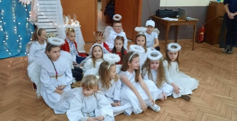 Dzieci w przebraniu aniołów podczas występu.