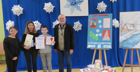 Uczniowie z SP Grzebienisko uczestniczący w konkursie Zimowe Poezjobranie z pisarzem i nauczycielką