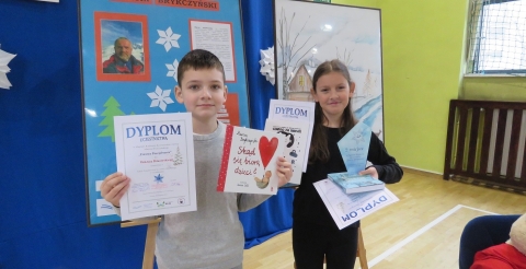 Uczniowie z SP Grzebienisko uczestniczący w konkursie Zimowe Poezjobranie
