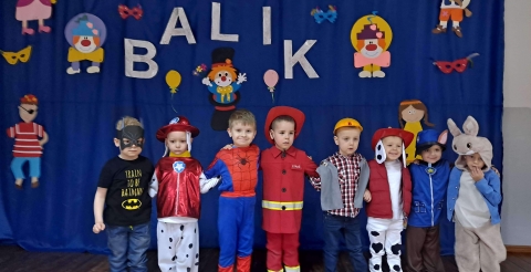 Na zdjęciu dzieci z przedszkola w Sędzinku w strojach karnawałowych na balu przebierańców