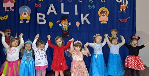 Na zdjęciu dzieci z przedszkola w Sędzinku w strojach karnawałowych na balu przebierańców