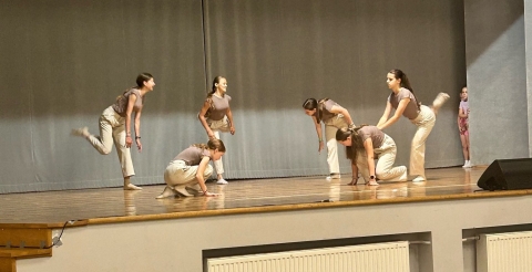 Występ zespołu tanecznego Dance Club podczas spotkania bibliotekarzy w sali widowiskowej w Dusznikach