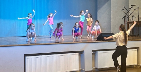 Występ zespołu tanecznego Dance Club podczas spotkania bibliotekarzy w sali widowiskowej w Dusznikach