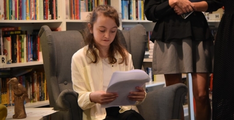 Zdobywczyni Brązowej Wrony w konkursie literackim czyta swoją pracę