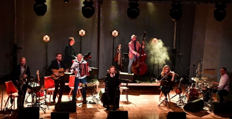 Stanisława Celińska z zespołem muzycznym na scenie podczas koncertu "Jesienna..."