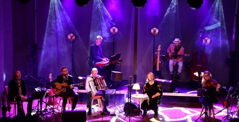Stanisława Celińska z zespołem muzycznym na scenie podczas koncertu "Jesienna..."