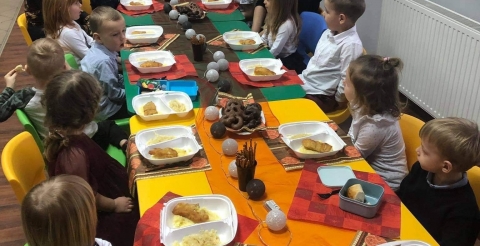 Na zdjęciu przedszkolaki z Sędzinka z nauczycielkami przy świątecznym stole w świetlicy wiejskiej