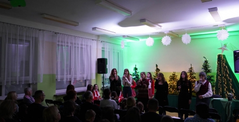 Koncert "Pod Gwiazdą" z udziałem uczniów i absolwentów Szkoły Podstawowej w Grzebienisku