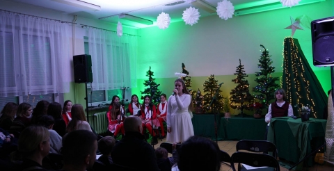 Koncert "Pod Gwiazdą" z udziałem uczniów i absolwentów Szkoły Podstawowej w Grzebienisku