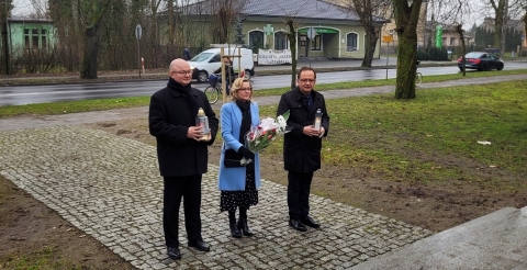 Złożenie wiązanki i zniczy przy Pomniku Walk i Męczeństwa w Dusznikach przez delegację samorządu