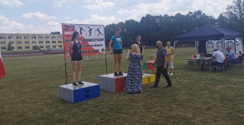 Na zdjęciu zawodniczka UKS Olimp na podium - Wiktoria Kosiorek - złoty medal (druga od lewej)