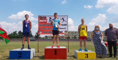 Na zdjęciu zawodnik UKS Olimp na podium - Krzysztof Fechner - złoty medal (drugi od lewej)