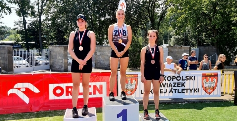 Na zdjęciu zawodniczki UKS Olimp na podium zawodów: Michalina Tyczyńska - złoty medal (w środku) i Alicja Migdałek - srebrny medal (pierwsza od lewej)