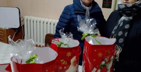 Panie z Zespołu Podrzewianki z prezentami dla najstarszych mieszkańców Podrzewia