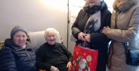 Wizyta Pań z Zespołu Podrzewianki u najstarszych mieszkańców Podrzewia