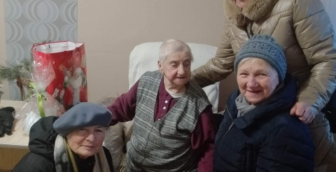 Wizyta Pań z Zespołu Podrzewianki u najstarszych mieszkańców Podrzewia