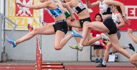 Julia Nobik podczas biegu przez płotki na Mistrzostwach Polski (pierwsza od lewej).