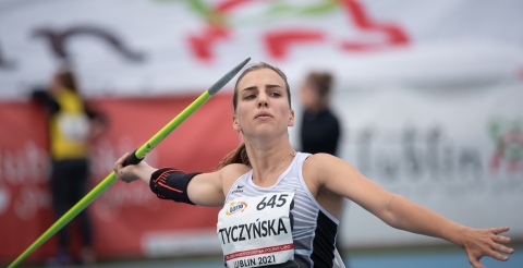 Michalina Tyczyńska podczas rzutu oszczepem na Mistrzostwach Polski w Lublinie.