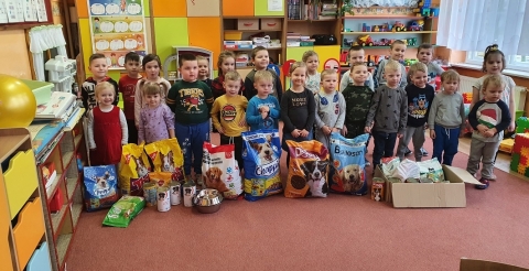 Na zdjęciu grupa dzieci z przedszkola w Sękowie ze zgromadzonymi darami dla schroniska