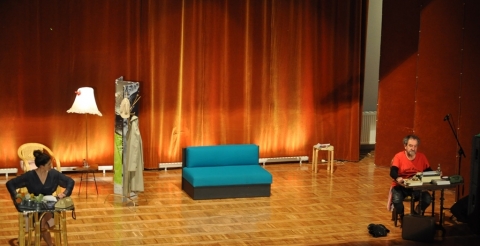 Na zdjęciu aktorzy teatralni w trakcie grania spektaklu "Separacja" na scenie widowiskowej w Dusznikach