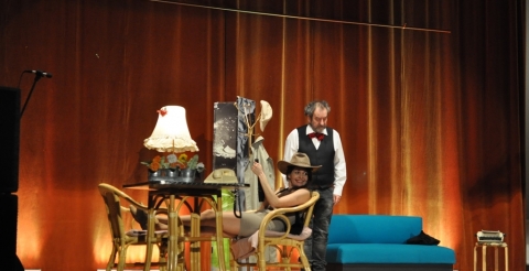 Na zdjęciu aktorzy teatralni w trakcie grania spektaklu "Separacja" na scenie widowiskowej w Dusznikach