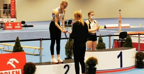 Julia Nobik na podium odbiera srebrny medal Mistrzostw Polski