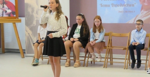 Występ uczniów Szkoły Podstawowej z Grzebieniska na festiwalu w Kaźmierzu