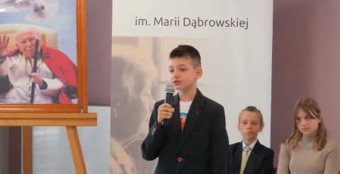 Występ uczniów Szkoły Podstawowej z Grzebieniska na festiwalu w Kaźmierzu