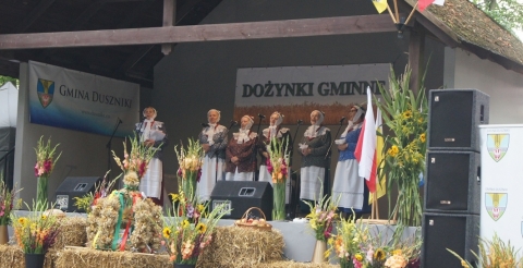 Zespół Podrzewianka śpiewa na scenie w parku w Dusznikach podczas Dożynek Gminnych 2021.