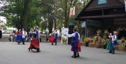 Zespół Poligrodzianie podczas obrzędu dożynkowego przed sceną w parku w Dusznikach.