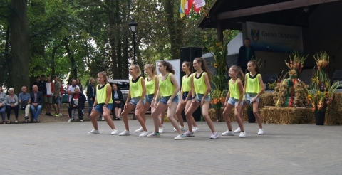 Dziewczęta z zespołu Dance Club podczas występu tanecznego na Dożynkach Gminnych 2021.
