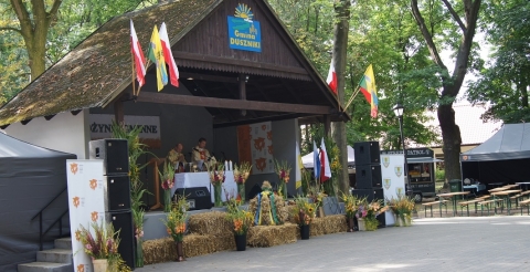 Proboszczowie parafii w Dusznikach i Sędzinach odprawiają Mszę św. na scenie w parku podczas Dożynek Gminnych 2021