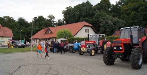 Wystawa maszyn rolniczych na placu przy bibliotece w Dusznikach podczas Dożynek Gminnych 2021. 