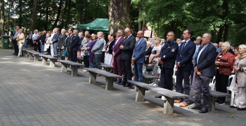 Uczestnicy Dożynek Gminnych 2021 podczas Mszy św. w parku w Dusznikach