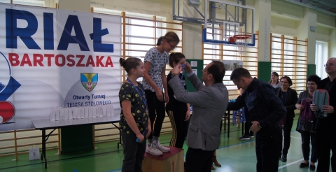 Na zdjęciu zwycięzcy Memoriału Kazimierza Bartoszaka podczas wręczania medali w sali sportowej w Dusznikach