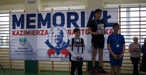 Na zdjęciu zwycięzcy Memoriału Kazimierza Bartoszaka po wręczeniu medali w sali sportowej w Dusznikach