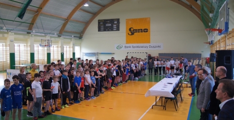Na zdjęciu uczestnicy pierwszego dnia Memoriału Kazimierza Bartoszaka z organizatorami w sali sportowej w Dusznikach