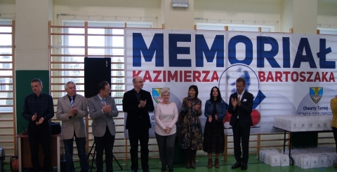 Na zdjęciu uczestnicy organizatorzy i członkowie Komitetu Honorowego Memoriału Kazimierza Bartoszaka w sali sportowej w Dusznikach