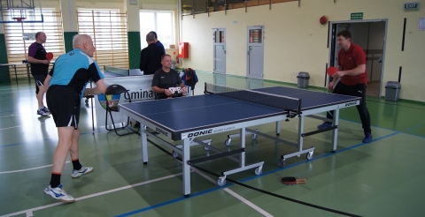 Na zdjęciu zawodnicy Memoriału Kazimierza Bartoszaka w trakcie gry w tenisa stołowego w sali sportowej w Dusznikach