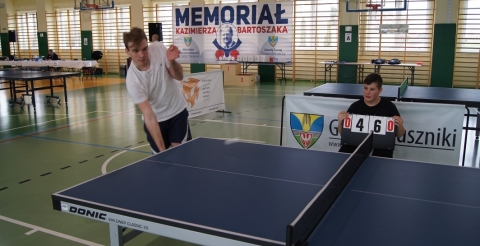 Na zdjęciu zawodnicy Memoriału Kazimierza Bartoszaka w trakcie gry w tenisa stołowego w sali sportowej w Dusznikach