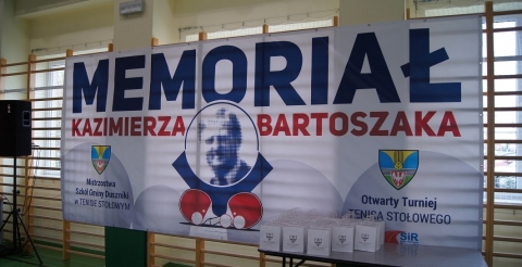 Na zdjęciu baner główny Memoriału Kazimierza Bartoszaka w sali sportowej w Dusznikach